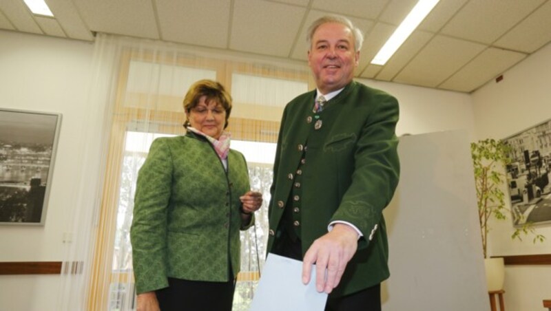 Landeshauptmannstellvertreter Hermann Schützenhöfer (ÖVP) mit Gattin Marianne (Bild: APA/ERWIN SCHERIAU)