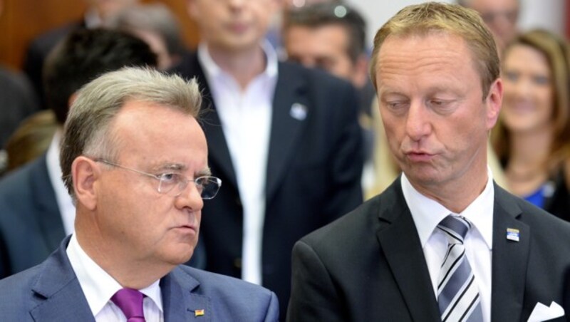 Verlierer und Gewinner der Landtagswahl im Burgenland: Hans Niessl (SPÖ) und Johann Tschürtz (FPÖ) (Bild: APA/ROLAND SCHLAGER)