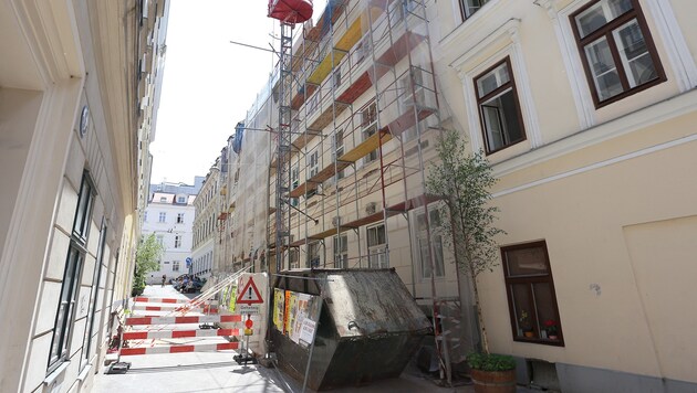 Das Gesimsteil löste sich aus der Fassade des Hauses in der Wiener Myrthengasse. (Bild: Zwefo)