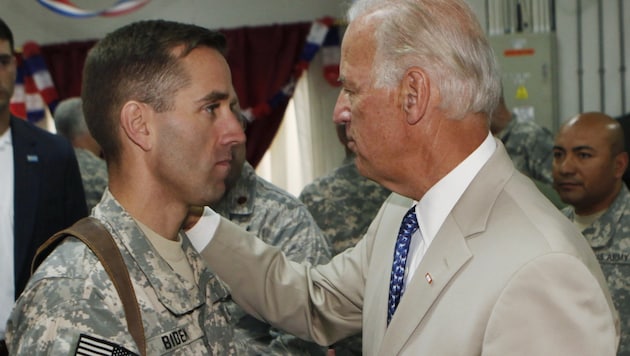Vater Joe Biden mit seinem Sohn Beau im Jahr 2009 im Irak (Bild: AP)