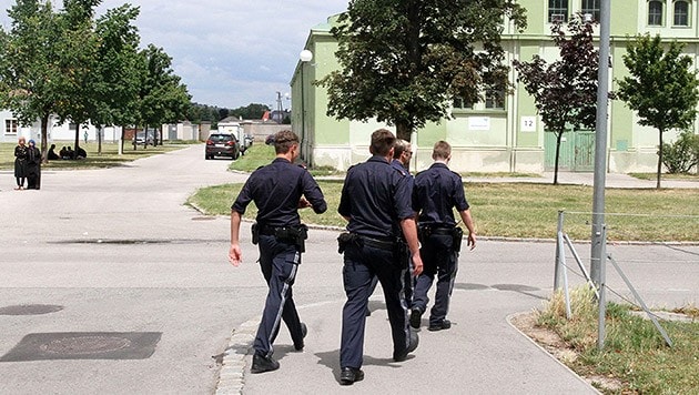 Polizisten im Asylzentrum Traiskirchen (Bild: Andi Schiel)