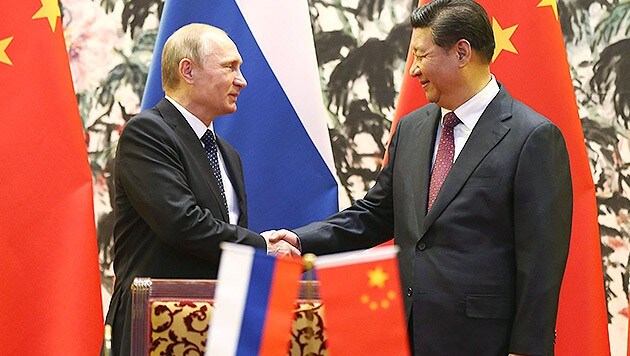 Wladimir Putin und Xi Jinping wollen einen neuen geopolitischen Machtblock bilden. (Bild: APA/EPA/HOW HWEE YOUNG)
