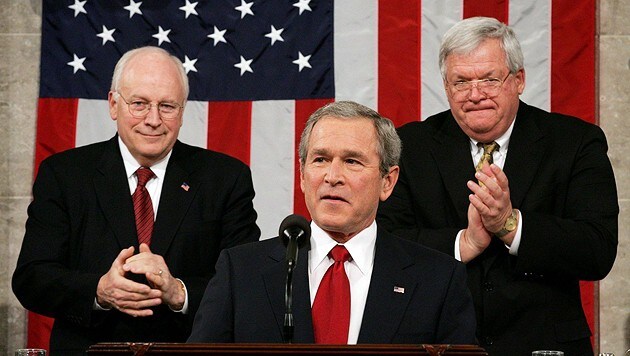 Dick Cheney, George W. Bush und Dennis Hastert (v. l.) im Jahr 2005 (Bild: EPA)