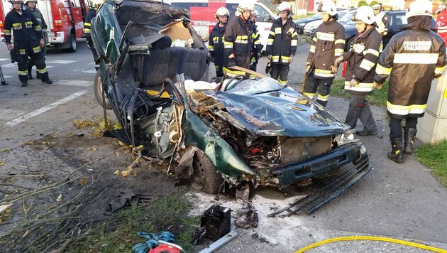 Der Lenker wurde im Wagen eingeklemmt und erlag seinen schweren Verletzungen (Bild: Feuerwehr St. Veit)
