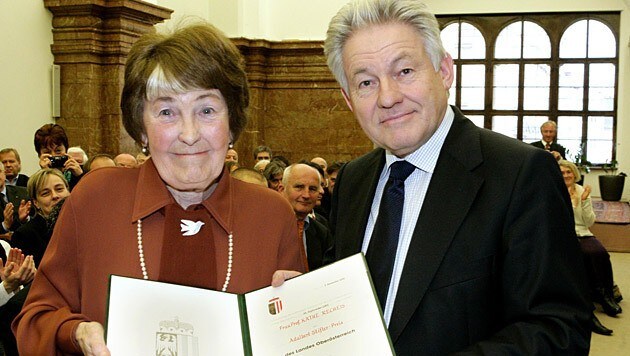 Käthe Recheis 2007 anläßlich der Überreichung des Landeskulturpreises mit LH Pühringer (Bild: Land Oberösterreich/Dedl)