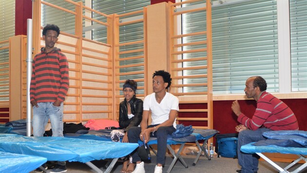 Die ersten 25 Flüchtlinge kamen in der Mehrzweckhalle in Schwoich unter. (Bild: Hubert Berger)