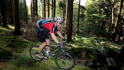 Am Dienstag ereigneten sich in Tirol gleich zwei schwere Mountainbikeunfälle (Symbolbild). (Bild: dpa/Oliver Berg (Symbolbild))