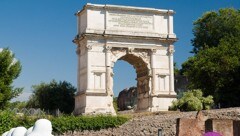 Der Titusbogen im Forum Romanum in Rom (Bild: thinkstockphotos.de)