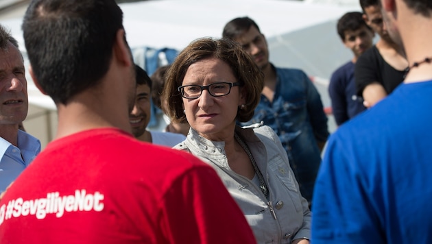 Innenministerin Johanna Mikl Leitner mit Flüchtlingen am Gelände der Landespolizeidirektion in Linz. (Bild: APA/FOTOKERSCHI.AT/WERNER KERSCHBAUM)