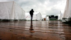 Gehofft hatten wir allesamt, dass wir nie wieder Asylsuchende in Zelten unterbringen müssten. (Bild: APA/FOTOKERSCHI.AT/WERNER KERSCHBAUM)