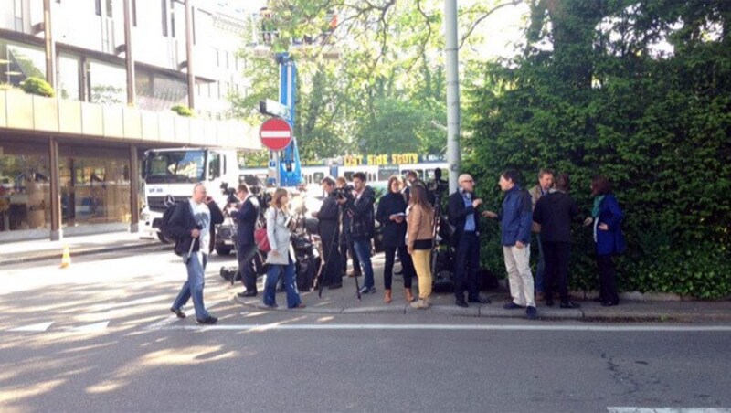 Die Medien warten vor dem Hotel auf News. (Bild: twitter.com)