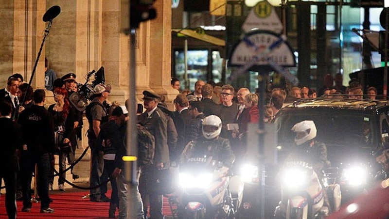 Die "Mission: Impossible"-Crew dreht Szenen am roten Teppich vor der Wiener Staatsoper. (Bild: APA/GEORG HOCHMUTH)