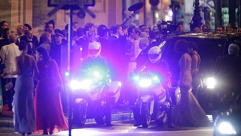 Statisten strömen wie beim echten Opernball in die Wiener Staatsoper. (Bild: APA/GEORG HOCHMUTH)