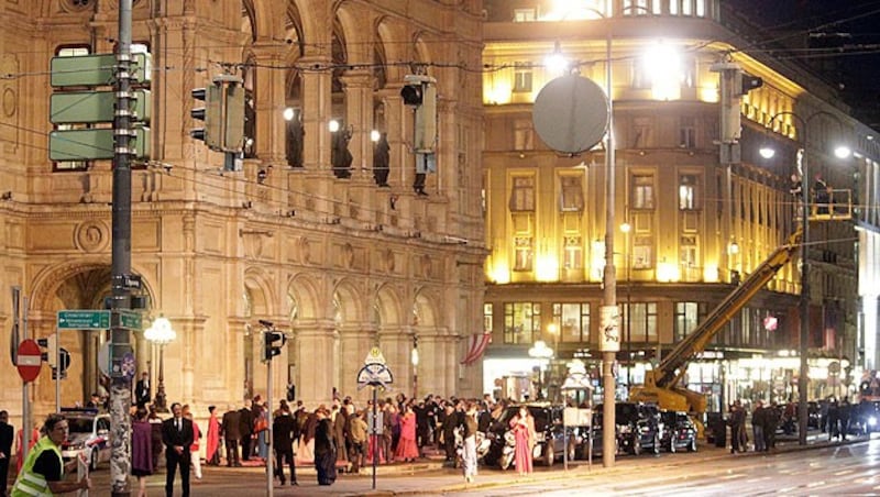 Dreharbeiten vor der Wiener Staatsoper (Bild: APA/GEORG HOCHMUTH)