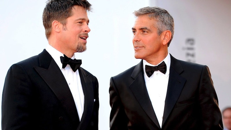 Brad Pitt kommt mit Kumpel George Clooney. (Bild: CLAUDIO ONORATI/EPA/picturedesk.com)