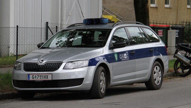 Eine Ordnungshüterin fuhr ohne Führerschein mit dem Streifenwagen durch Graz. (Bild: Christian Jauschowetz)