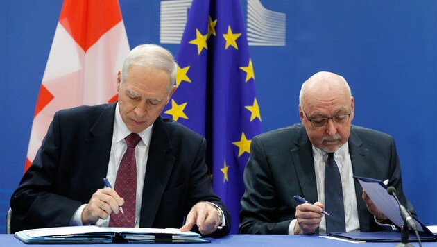 Der Schweizer Staatssekretär Jacques de Watteville (li.) im März bei der Paraphierung des Abkommens. (Bild: APA/EPA/Julien Warnand)