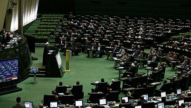 Eine Sitzung im Parlament in Teheran (Bild: APA/EPA/Abedin Taherkenareh)