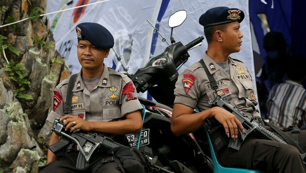 Polizisten in Malaysia (Bild: AP)