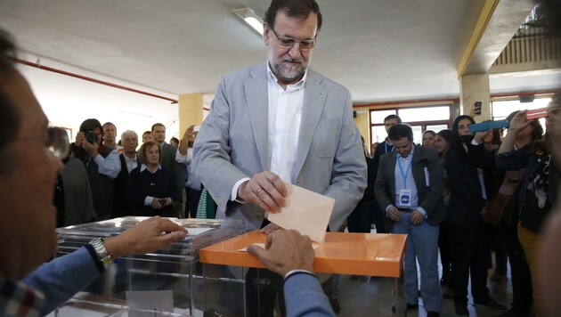 Ministerpräsident Mariano Rajoy bei der Stimmabgabe (Bild: APA/EPA/Juan Carlos Hidalgo)