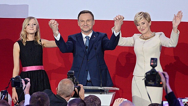 Andrzej Duda ist Polens neuer Präsident - Tochter Kinga und Ehefrau Agata feiern mit ihm. (Bild: APA/EPA/JACEK TURCZYK)