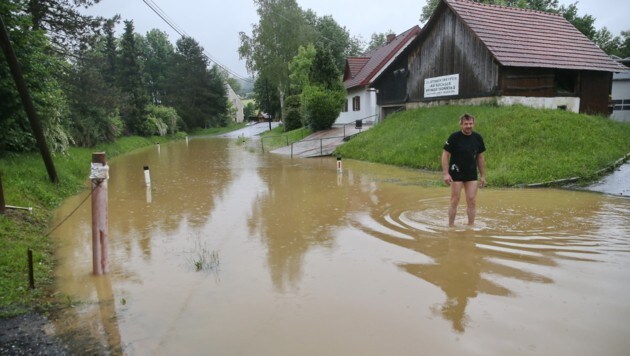 Maschinenschlosser Josef Schrötter steht bis zu den Knöcheln vor seinem Haus im Wasser (Bild: sepp pail)