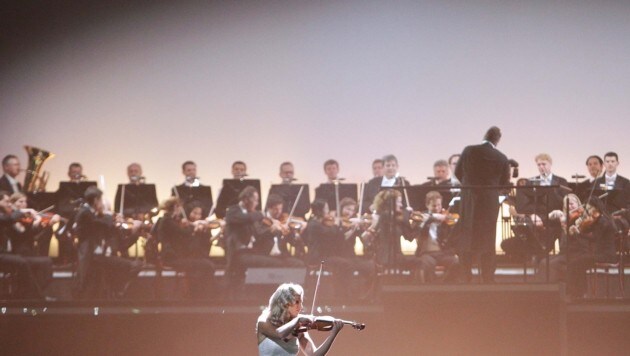 Geigerin Lidia Baich und die Wiener Philharmoniker während der Eröffnung (Bild: GEORG HOCHMUTH)