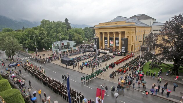 Am Vorplatz des Landestheaters formierten sich Abordnungen der Traditionsverbände. (Bild: Christof Birbaumer/Kronenzeitung)