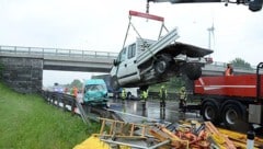 Der Kleinbus krachte im Rückstau in einen Pritschenwagen. (Bild: Einsatzdoku.at)