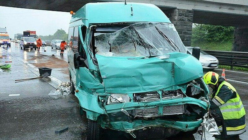 Bei dem Unfall wurden insgesamt zwölf Menschen teils schwer verletzt. (Bild: APA/EINSATZDOKU.AT/STEYRER)