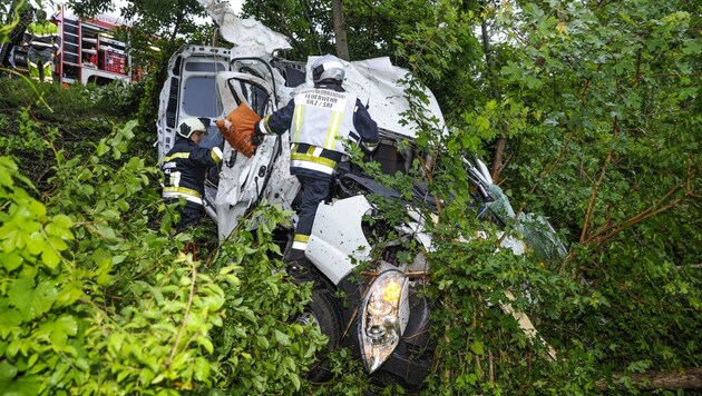 Für den 49-jährigen Beifahrer kam jede Hilfe zu spät. Der Wagen wurde völlig zerstört. (Bild: APA/ZEITUNGSFOTO.AT)