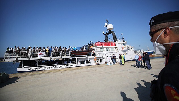 Eine Flüchtlingsgruppe wartet im sizilianischen Hafen Augusta darauf, an Land gehen zu dürfen. (Bild: AP)