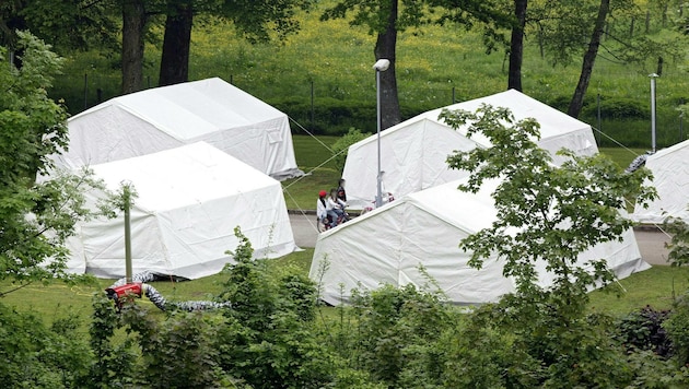 Die Zelte auf dem Gelände des Erstaufnahmezentrums in Thalham sind wieder leer und wurden abgebaut. (Bild: APA/MANFRED FESL)