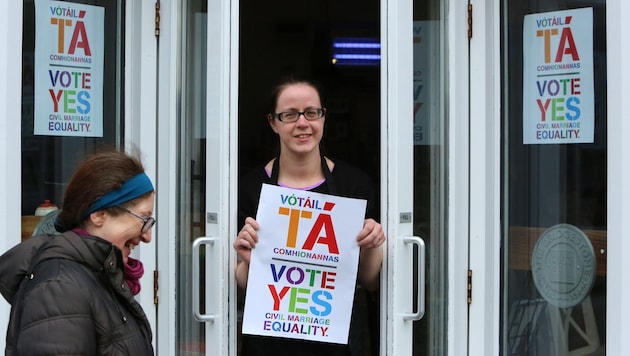 Angela McGlanaghey aus Donegal im Nordwesten Irlands meint, die Zeit sei reif für die Homo-Ehe. (Bild: APA/EPA/Paul McErlane)