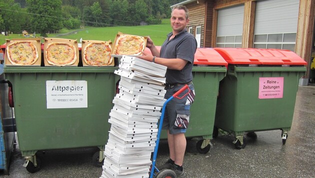 Zum wiederholten Male fand Peter Almer frische Pizzen im Altpapiercontainer. (Bild: AWV Hartberg)