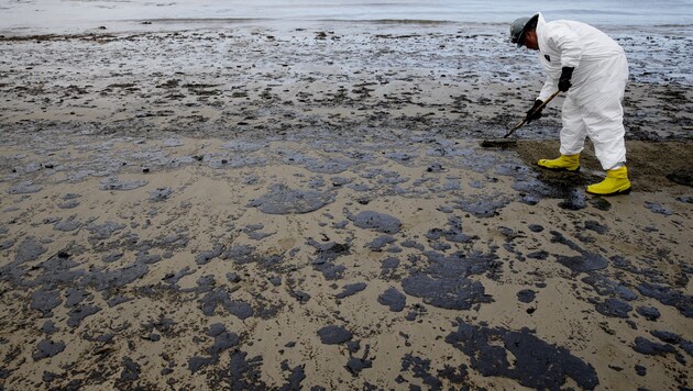 Der Refugio State Beach ist stark verschmutzt. (Bild: AP)