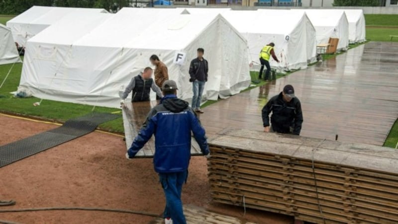 In Linz wurde nach dem starken Regen ein Holzsteg verlegt. (Bild: APA/FOTOKERSCHI.AT/WERNER KERSCHBAUM)