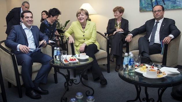 Tsipras, Merkel, Hollande beim Krisengespräch in Riga (Bild: APA/dpa/Guido Bergmann)
