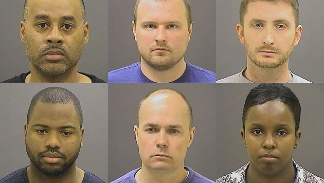Diese sechs Polizisten wurden offiziell angeklagt. (Bild: AP)