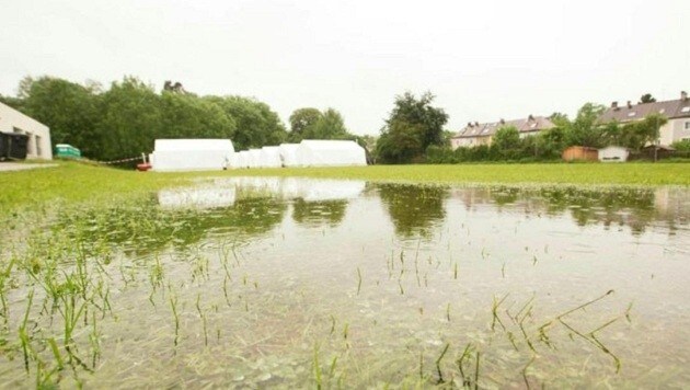 Alles überschwemmt: Große Teile des Sportplatzes mit den Flüchtlingszelten gleichen einem See. (Bild: Franz Neumayr)