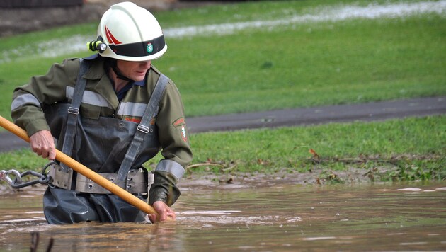 Ein Feuerwehrmann inmitten eines überfluteten Geländes in Feldbach (Bild: APA/LFV/MEIER)