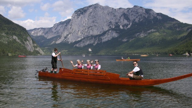 Der Altausseersee - traditionell mit den Narzissenköniginnen (Bild: Jürgen Radspieler)