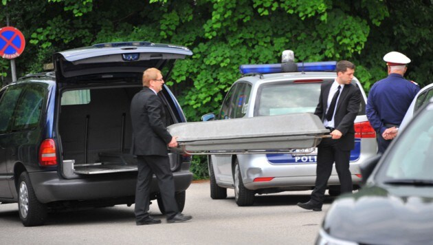 Die Leiche der 41-Jährigen wurde abtransportiert. (Bild: Horst Einöder)