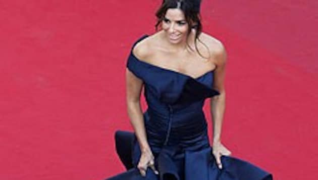 Auch ihr Dekolleté weiß sexy Eva Longoria in Cannes in einem blauen Kleid in Szene zu setzen. (Bild: EPA)