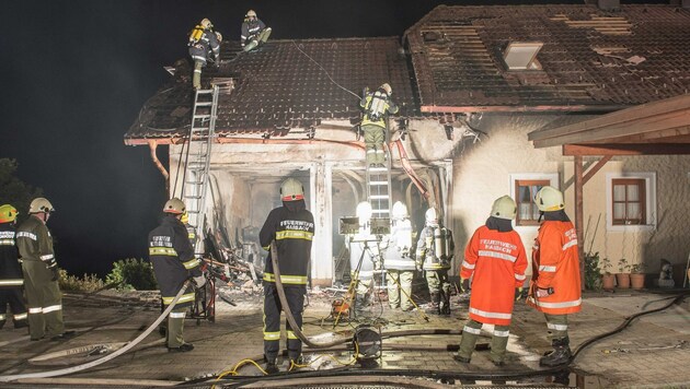 Das Einfamilienhaus wurde von den Flammen schwer beschädigt. (Bild: Werner Kerschbaummayr/fotokerschi.at)