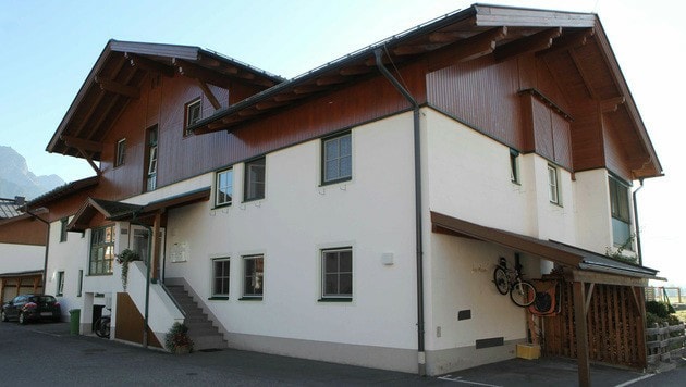 In einer Wohnung in diesem Haus in Saalfelden im Pinzgau kam es zur erschütternden Bluttat. (Bild: APA/NEUMAYR/SB)