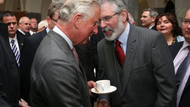 Historisches "Shake Hands": Prinz Charles trifft den Sinn-Fein-Chef Gerry Adams. (Bild: APA/EPA/BRIAN LAWLESS)