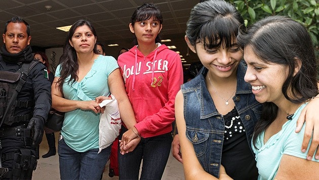 Nach acht Jahren hält sie die richtige Tochter in den Armen: Dorotea Garcia und ihre Alondra. (Bild: AP)