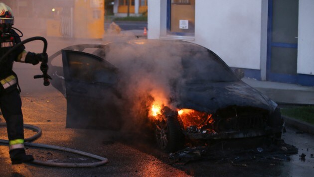 Nur wenige Meter neben den Zapfsäulen brannte der Wagen aus. (Bild: laumat.at/Matthias Lauber)