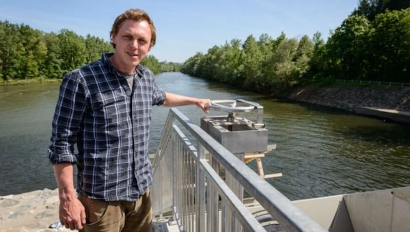 Tag für Tag dabei: Gewässerökologe Bernhard Zeiringer (Bild: Verbund/Johannes Wiedl)